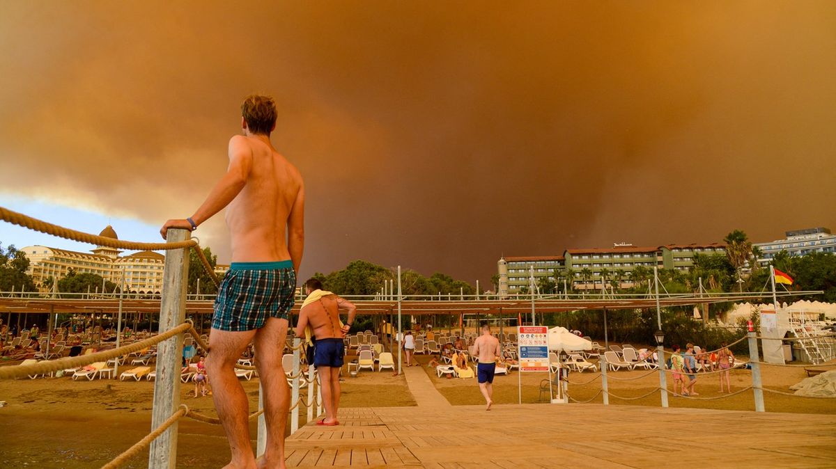Fotky: Antalya hoří, turisty to neodradilo
